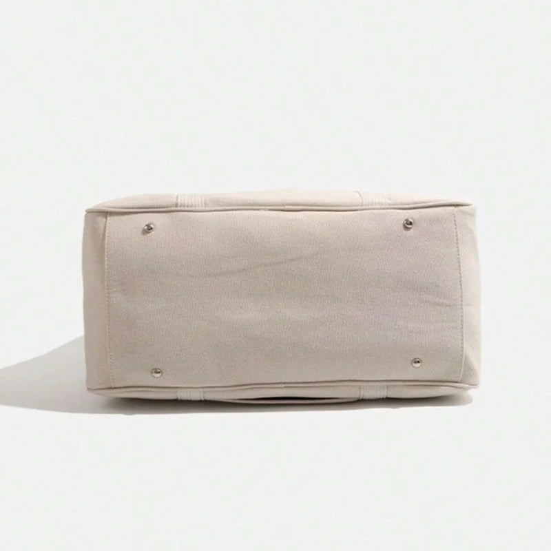 Sac à langer beige vue en contre-plongée