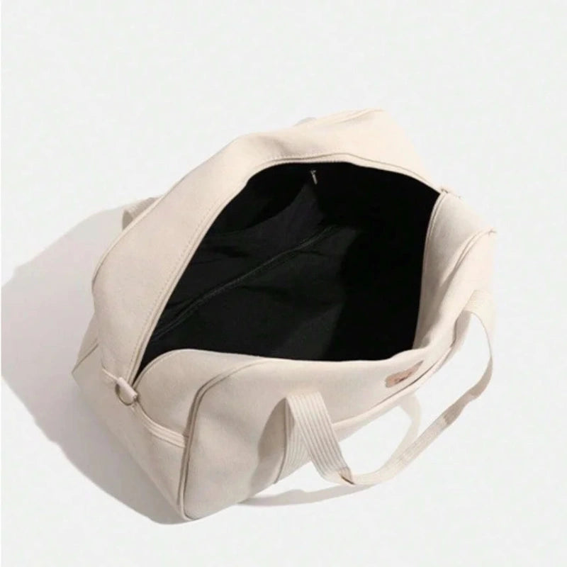 Compartiments intérieurs du sac à langer beige avec accessoires de maman