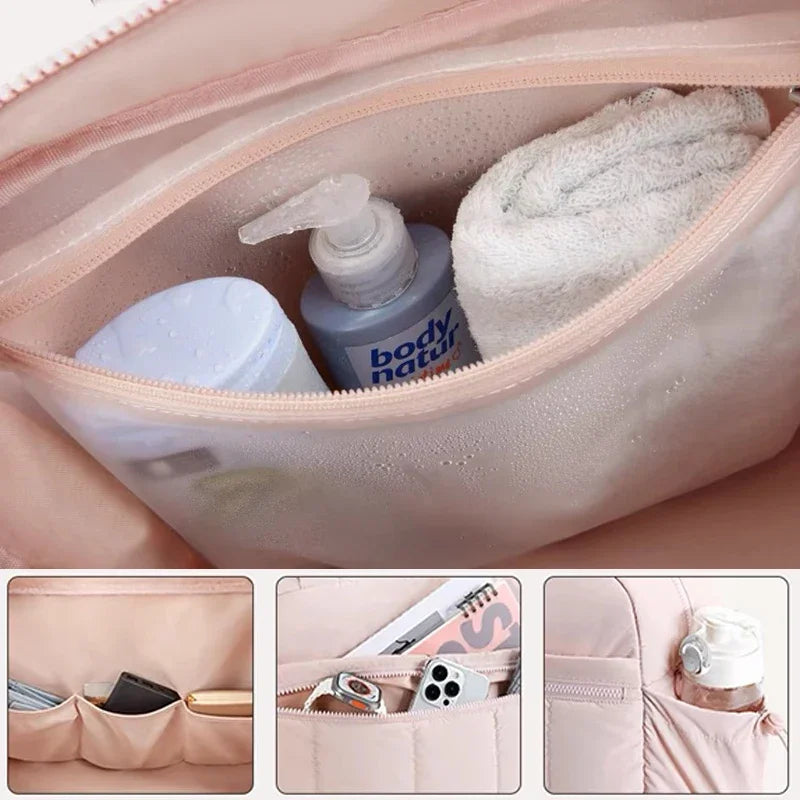 Compartiments intérieurs du sac à langer matelassé avec biberon et lingettes