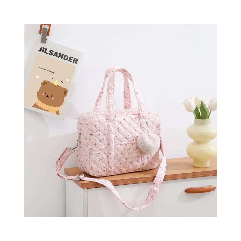 Détail du motif floral coloré du sac à langer rose