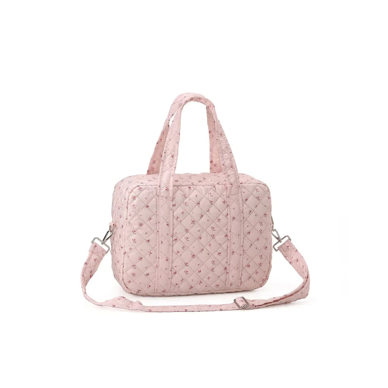 Sac à langer motif fleuri sur un fond blanc