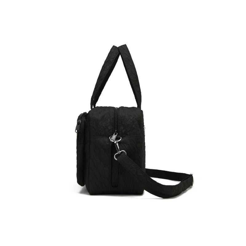 Vue de côté du sac à langer noir avec poche latérale